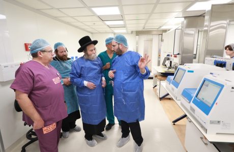 כ"ק מרן האדמו"ר מערלוי שליט"א בסיור במעבדת המרכז הרפואי הדסה שבפיקוח ארגון בוני עולם