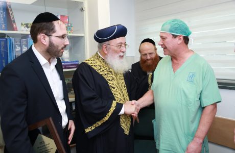 כששר הבריאות, שר החינוך. הראשל"צ וחבר הכנסת באו להוקיר את הפרופסור מארה"ב